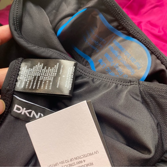 DKNY Women's Standard One Piece Scoop Neck 4 way stretch swimsuit black size 8 - Picture 5 of 6